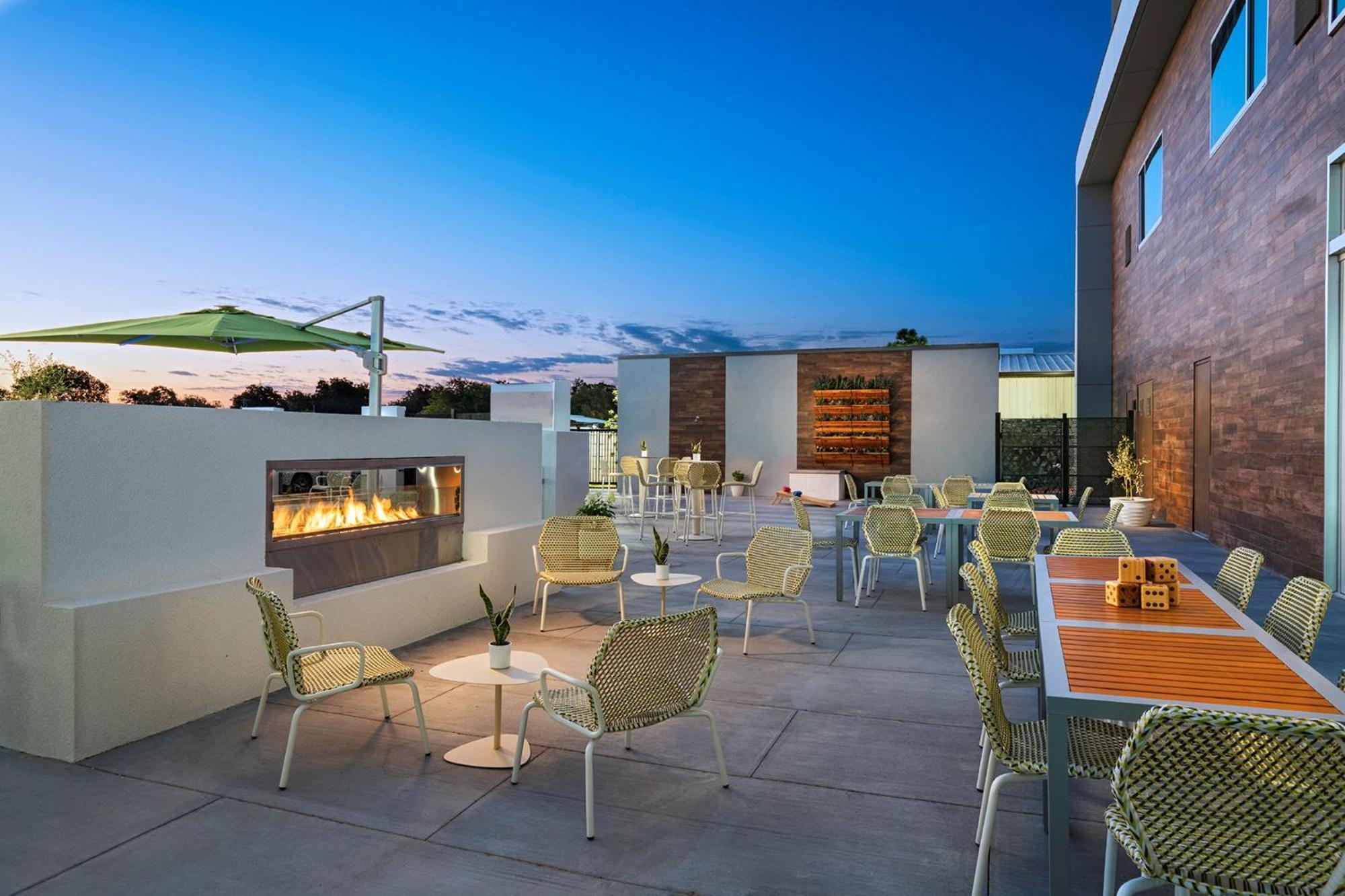 Element Waco Hotel Екстериор снимка